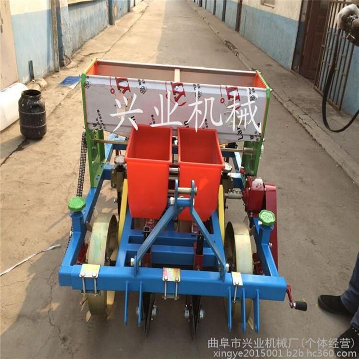 農(nóng)用四輪兩行花生播種覆膜機(jī)   新型花生施肥播種機(jī)