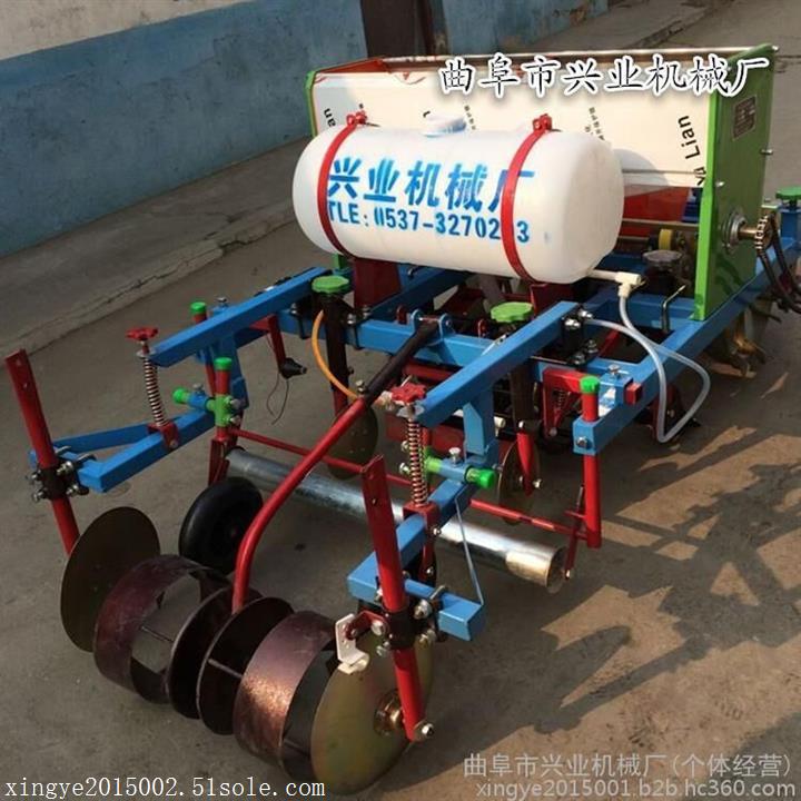 單粒玉米播種覆膜機(jī)   噴藥覆膜機(jī)  多功能胡蘿卜施肥覆膜機(jī)