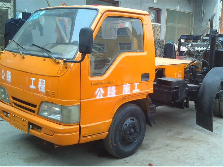 路緣石開槽機(jī)生產(chǎn)在興華公路機(jī)械