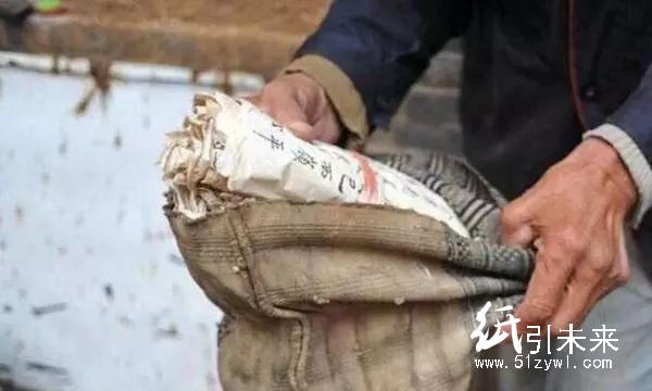 收廢品老人收回一堆廢紙，專家估價200萬!  紙引未來網(wǎng) 求購