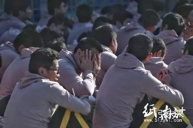 200多名用紙箱載著發(fā)財夢想的年輕人，小目標(biāo)100萬回家過年，結(jié)果……